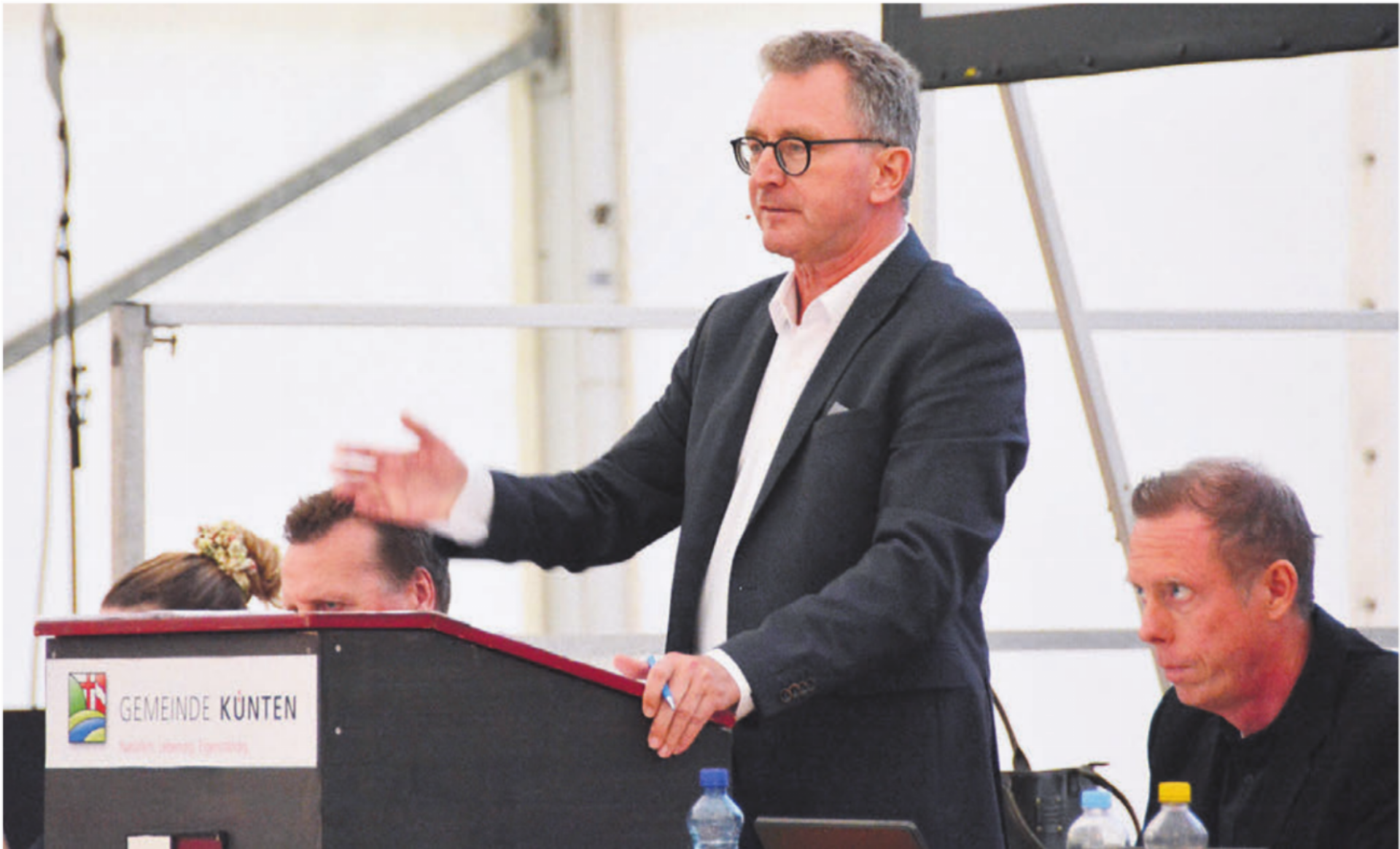 Gemeindeammann Daniel Schüepp führte durch die Versammlung. Er hofft, dass die Arbeit rund um den Reusssteg nun auf die Ziellinie kommen kann. Bild: Sabrina Salm - Das Bild wird blockiert. – Möglicherweise durch einen aktiven Adblocker.
