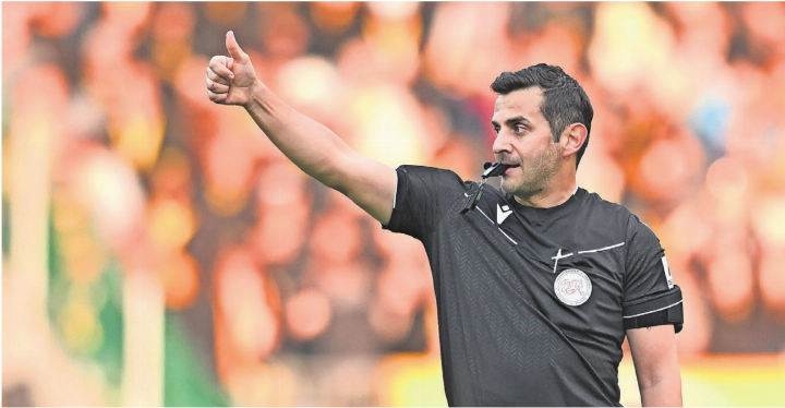 Fedayi San aus Arni wird an der Fussball-WM als Video Assistant Referee (VAR) im Einsatz sein und will «einen guten Job machen».    Bild: Freshfocus