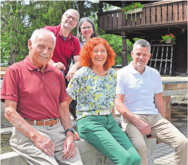 Die Bühne im Hintergrund steht zu gewissen Teilen schon, die Vorfreude ist spürbar, von links: Ulrich Fischer, Sven und Sabine Bachmann, Hanna Matti und Jürg Meyer. Bild: Annemarie Keusch Die Bühne im Hintergrund steht zu gewissen Teilen schon, die Vorfreude ist spürbar, von links: Ulrich Fischer, Sven und Sabine Bachmann, Hanna Matti und Jürg Meyer. Bild: Annemarie Keusch
