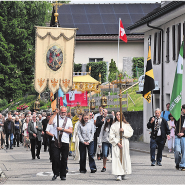 Tradition, Glaube, Zusammenhalt - Die Fronleichnamsprozession wurde von vorwiegend älteren Gläubigen besucht. Aber auch Junge wie die Kreuzträgerin Yael Strebel finden Bezug zum kirchlichen Brauch.