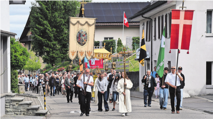 Die Fronleichnamsprozession wurde von vorwiegend älteren Gläubigen besucht. Aber auch Junge wie die Kreuzträgerin Yael Strebel finden Bezug zum kirchlichen Brauch.