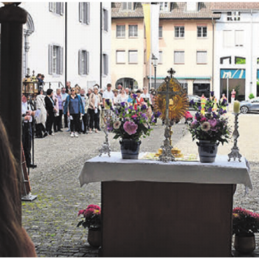 Tradition, Glaube, Zusammenhalt - Eine der Stationen der Prozession ist der Altar vor der Klosterkirche, geschmückt vom Frauenbund. Bilder: Verena Anna Wigger