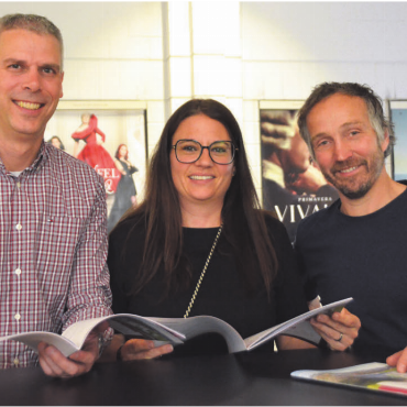 Viel mehr als eine Spielerei - Sie sind überzeugt, dass die neue Broschüre zur «Gmeind» besser und verständlicher ist, von links: Gemeindeschreiber Severin Bättig, Manuela Scavelli, Kommunikationsverantwortliche, und Gemeindepräsident Hans-Peter Budmiger. Bilder: Annemarie Keusch / zg