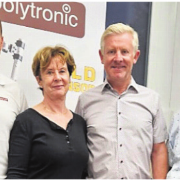 Im Zeichen der Erneuerung - Markus Huwyler, CEO Polytronic, Marlies Laubacher, Gemeinderätin, Felix Köpfli, Präsident, und Herbert Strebel, abtretendes Vorstandsmitglied (von links).  Bild: zg