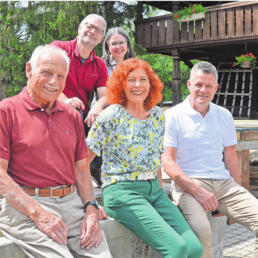 Macht der Musik spielen lassen - Die Bühne im Hintergrund steht zu gewissen Teilen schon, die Vorfreude ist spürbar, von links: Ulrich Fischer, Sven und Sabine Bachmann, Hanna Matti und Jürg Meyer.    Bild: Annemarie Keusch