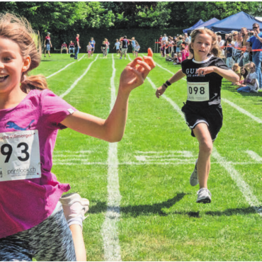 Ein rauschendes Sportfest - Die jungen Läuferinnen geben alles für eine gute Platzierung und freuen sich darüber, wenn man die Schnellste ist.