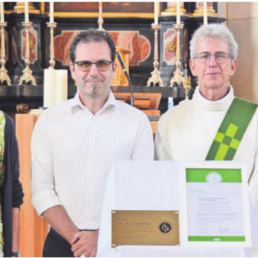 Eine hervorragende Arbeit - Das Umweltteam, welches sich wacker für den Erhalt des «Grünen Güggels» engagierte (v. l.): Peter Zollinger, Beate Grabbe, Adrian Geissmann, Hans-Peter Stierli, Christoph Frei, Esther Imbach – vor ihnen das Umwelt-Zertifikat. Bild: tre