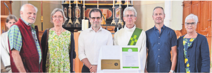 Das Umweltteam, welches sich wacker für den Erhalt des «Grünen Güggels» engagierte (v. l.): Peter Zollinger, Beate Grabbe, Adrian Geissmann, Hans-Peter Stierli, Christoph Frei, Esther Imbach – vor ihnen das Umwelt-Zertifikat. Bild: tre Das Umweltteam, welches sich wacker für den Erhalt des «Grünen Güggels» engagierte (v. l.): Peter Zollinger, Beate Grabbe, Adrian Geissmann, Hans-Peter Stierli, Christoph Frei, Esther Imbach – vor ihnen das Umwelt-Zertifikat. Bild: tre