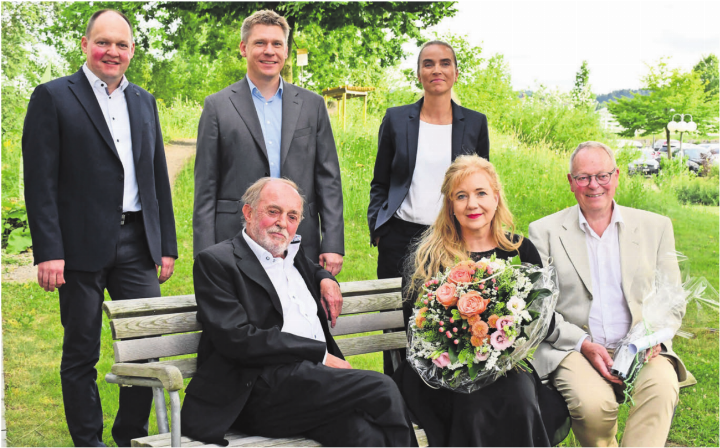 Vergangenheit und Zukunft vom Reusspark und Verein Gnadenthal (stehend v. l.): Stefan Keusch; Dominik Bammatter, neuer Direktor, und Sabine Burkhalter Kaimakliotis. (sitzend v. l.): abtretender Direktor Urs Bosisio, neue Vereinspräsidentin Christine Kaspar Frei und der abtretende Präsident Kurt Notter. Bild: Monica Rast Vergangenheit und Zukunft vom Reusspark und Verein Gnadenthal (stehend v. l.): Stefan Keusch; Dominik Bammatter, neuer Direktor, und Sabine Burkhalter Kaimakliotis. (sitzend v. l.): abtretender Direktor Urs Bosisio, neue Vereinspräsidentin Christine Kaspar Frei und der abtretende Präsident Kurt Notter. Bild: Monica Rast
