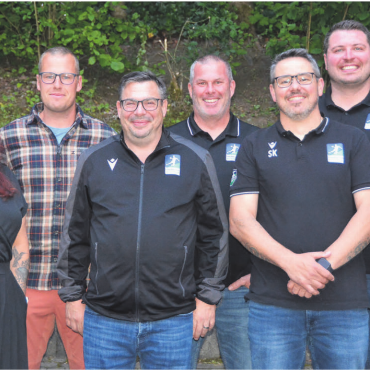 Zwischen Wehmut und Aufbruch - Der neue Vorstand des Handballclubs Mutschellen: (v. l.) Vizepräsident Niclas Gündel, Carmen Rau, Kevin Thalmann, Dieter Bergmaier, Christoph Fröhli, Severin Kamm, Präsident Pascal Baur und Jan Müller. Es fehlt Daniel Bossard. Bilder: Sabrina Salm