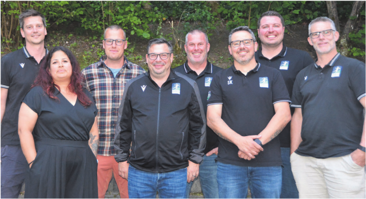 Der neue Vorstand des Handballclubs Mutschellen: (v. l.) Vizepräsident Niclas Gündel, Carmen Rau, Kevin Thalmann, Dieter Bergmaier, Christoph Fröhli, Severin Kamm, Präsident Pascal Baur und Jan Müller. Es fehlt Daniel Bossard. Bilder: Sabrina Salm Der neue Vorstand des Handballclubs Mutschellen: (v. l.) Vizepräsident Niclas Gündel, Carmen Rau, Kevin Thalmann, Dieter Bergmaier, Christoph Fröhli, Severin Kamm, Präsident Pascal Baur und Jan Müller. Es fehlt Daniel Bossard. Bilder: Sabrina Salm