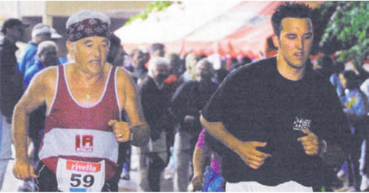 «Chabi» Burkart (links) und sein «Schatten» Philipp Stöckli, Sportredaktor dieser Zeitung, bilden am Pfingstlauf in Wohlen eine Laufgemeinschaft. Bild: Archiv