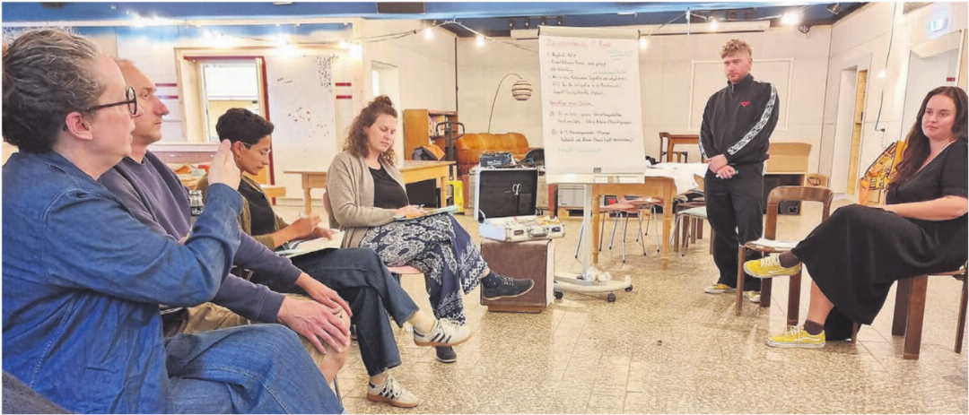 Ein interessanter Austausch, bei dem sich die Beteiligten zuhörten und aufeinandeer eingingen. Dies unter der souveränen Leitung von Vivianne Emisberger und Valentin Geissmann, rechts im Bild. Bild: Verena Anna Wigger Ein interessanter Austausch, bei dem sich die Beteiligten zuhörten und aufeinandeer eingingen. Dies unter der souveränen Leitung von Vivianne Emisberger und Valentin Geissmann, rechts im Bild. Bild: Verena Anna Wigger