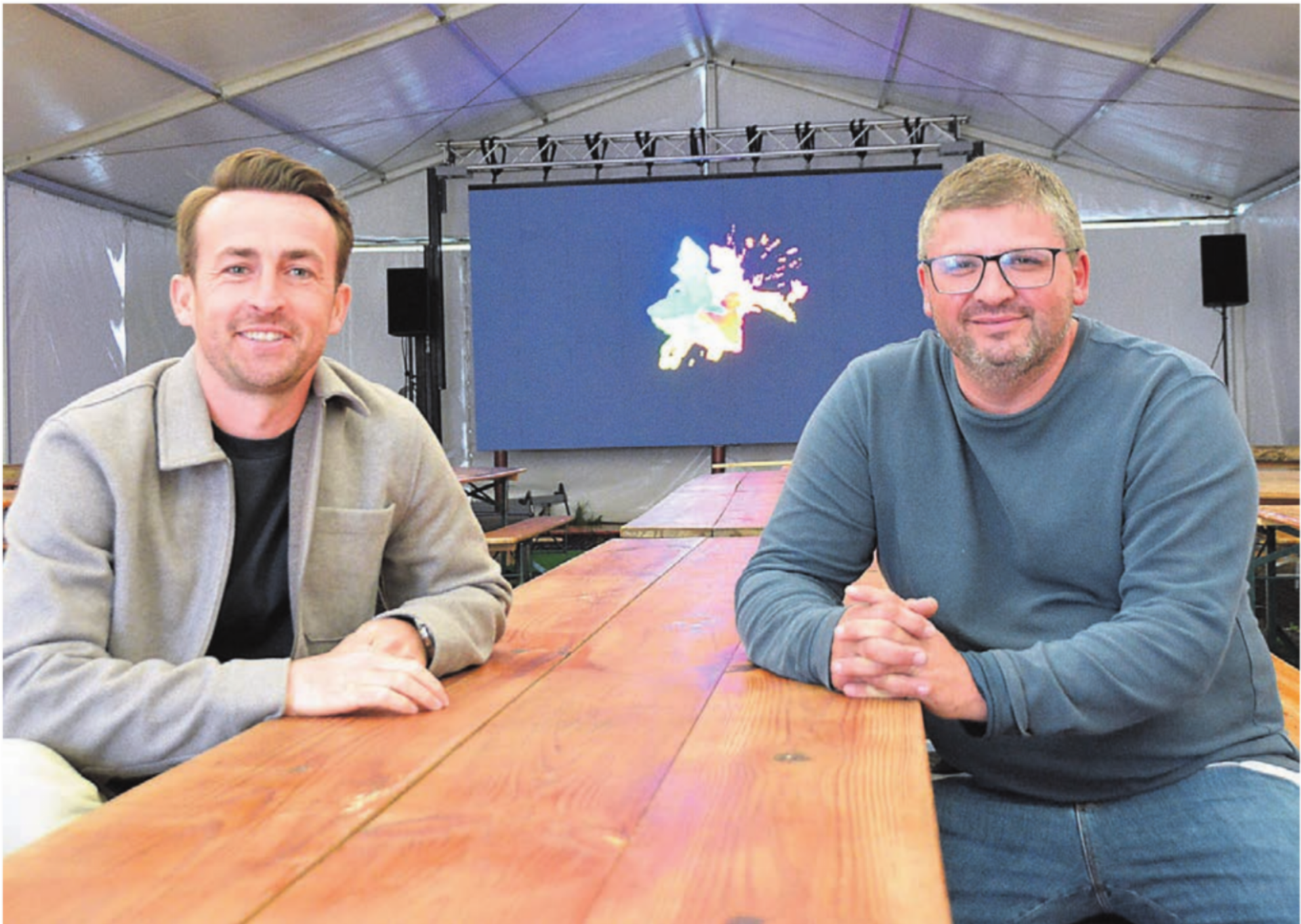 Sie freuen sich, wenn auf dem grossen LED-Monitor Fussball läuft: Alfred Topalli (links) und Nuno Vieira. Bild: Annemarie Keusch - Das Bild wird blockiert. – Möglicherweise durch einen aktiven Adblocker.