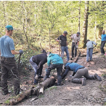 Auf Vordermann gebracht - Für einmal war die Gruppe anderweitig aktiv an den Auwer Trails. Bild: zg