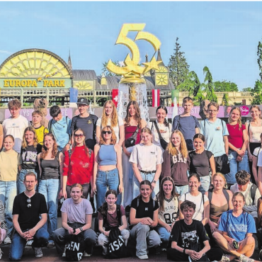 Anschnallen und geniessen - Gesamtbild einer Reisegruppe: Junge Raiffeisen-Mitglieder im Europapark in Rust. Bild: zg