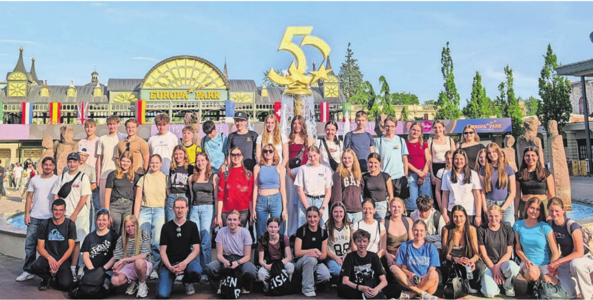 Gesamtbild einer Reisegruppe: Junge Raiffeisen-Mitglieder im Europapark in Rust. Bild: zg - Das Bild wird blockiert. – Möglicherweise durch einen aktiven Adblocker.