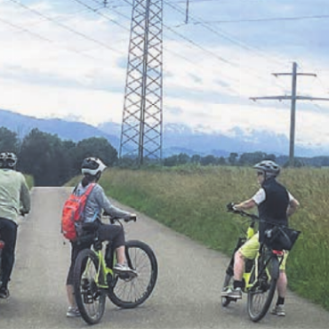 Der Reuss entlang - Die Naturfreunde laden zu einer gemütlichen Velotour.
Bild: zg