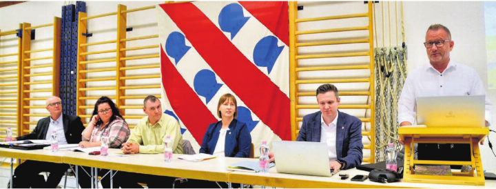Von rechts: Gemeindeammann Thomas Berger und Gemeindeschreiber Lukas Isler mit Liz Koch, Christian Camenisch, Désirée Widmer-Hübscher und Roland Frei. Bild: Thomas Stöckli