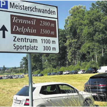 Entlastung durch Bus bis zur «Seerose» - Dieses Bild mag man am Hallwilersee nicht mehr dulden: Das Parkieren an irregulären Orten wird nun mit dem neuen Konzept Freizeitverkehr bekämpft. Bild: pd