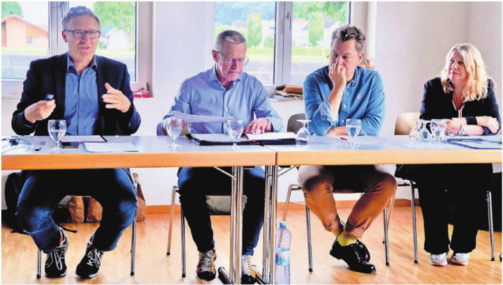 Letze Abgeordnetenversammlung für Arsène Perroud (links) als Repla-Präsident. Neben ihm: Vizepräsident Roland Polentarutti, Raumplaner Sasa Subak und Claudia Schwarzmaier, Führerin der Geschäftsstelle. Bilder: Thomas Stöckli
