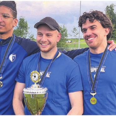 Es ist Feuer im Derby - Alejandro Scheifele (rechts) nimmt als einer der Co-Trainer von Christian Maier (Mitte) den Pokal für den Cupsieg der Frauen entgegen.