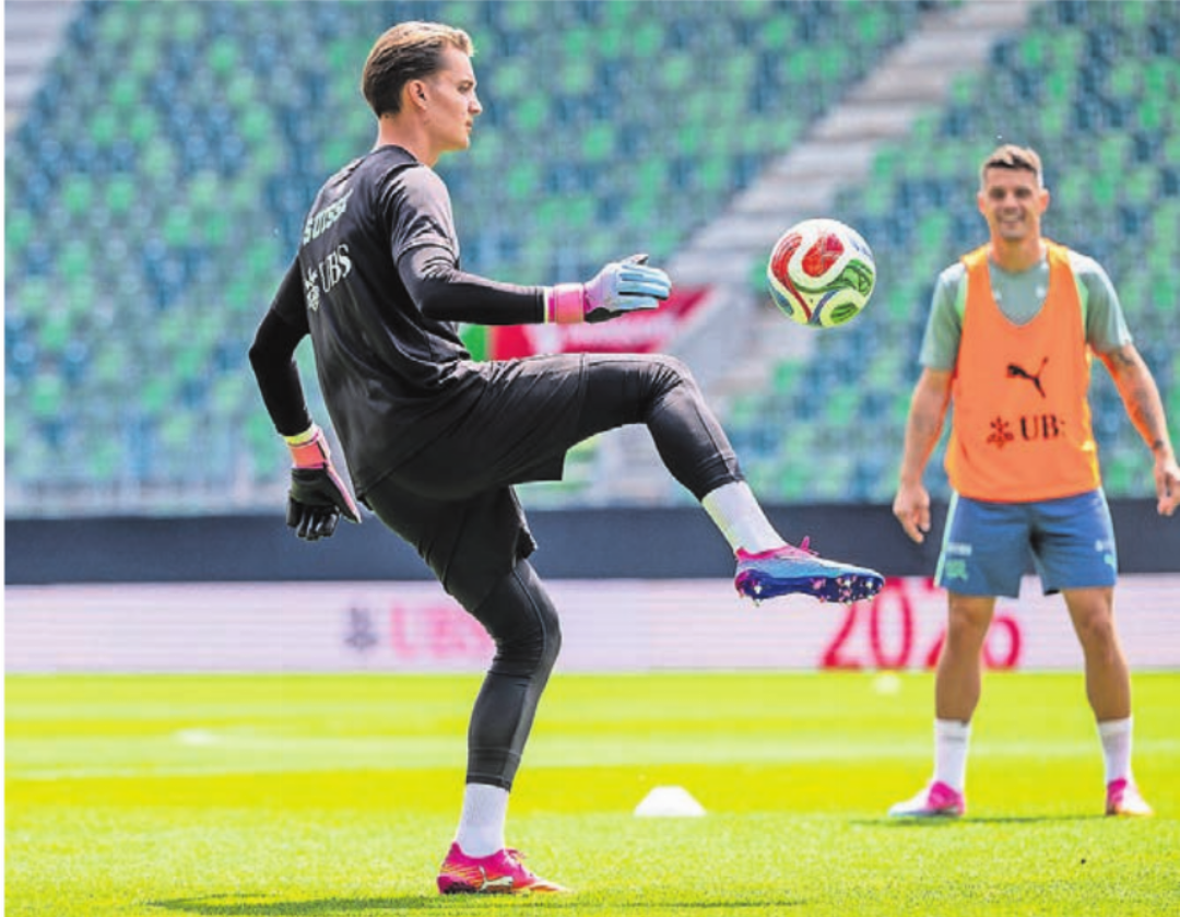 Marvin Keller jongliert. Nati-Captain Granit Xhaka beobachtet amüsiert. Marvin Keller jongliert. Nati-Captain Granit Xhaka beobachtet amüsiert.