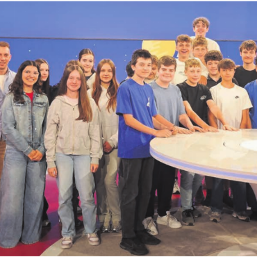 Filmemacher mit viel Spirit - So sehen grosse und strahlende Sieger aus: die beiden Klassen von «Lern mit», die den ersten und zweiten Rang belegten. Mit Schulleiter Reto Helbling (links). Bilder: Nick Stalder, LerNetz AG