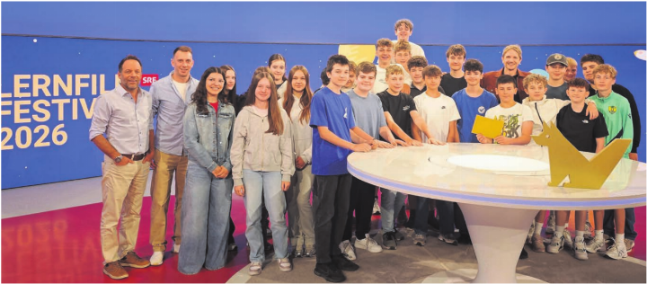 So sehen grosse und strahlende Sieger aus: die beiden Klassen von «Lern mit», die den ersten und zweiten Rang belegten. Mit Schulleiter Reto Helbling (links). Bilder: Nick Stalder, LerNetz AG So sehen grosse und strahlende Sieger aus: die beiden Klassen von «Lern mit», die den ersten und zweiten Rang belegten. Mit Schulleiter Reto Helbling (links). Bilder: Nick Stalder, LerNetz AG