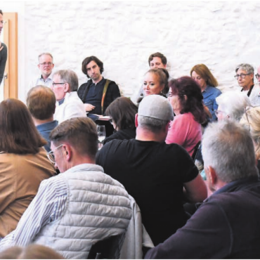 Kultur pur am beliebten Festival - Voll besetztes Haus: Fabian Furter konnte an der Generalversammlung im Schlössli ganz viele treue Vereinsmitglieder begrüssen. Bilder: Daniel Marti / Archiv / pd