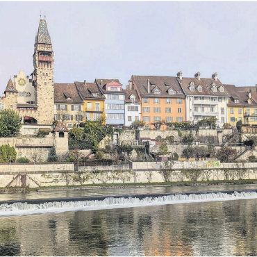 Schoggiseite in Gefahr? - Das Städtli-Panorama von der Casino-Seite aus könnte durch das geplante Bauwerk beim Fällbaum-Wehr inmitten der Reuss beeinträchtigt werden. Bild: Marco Huwyler
