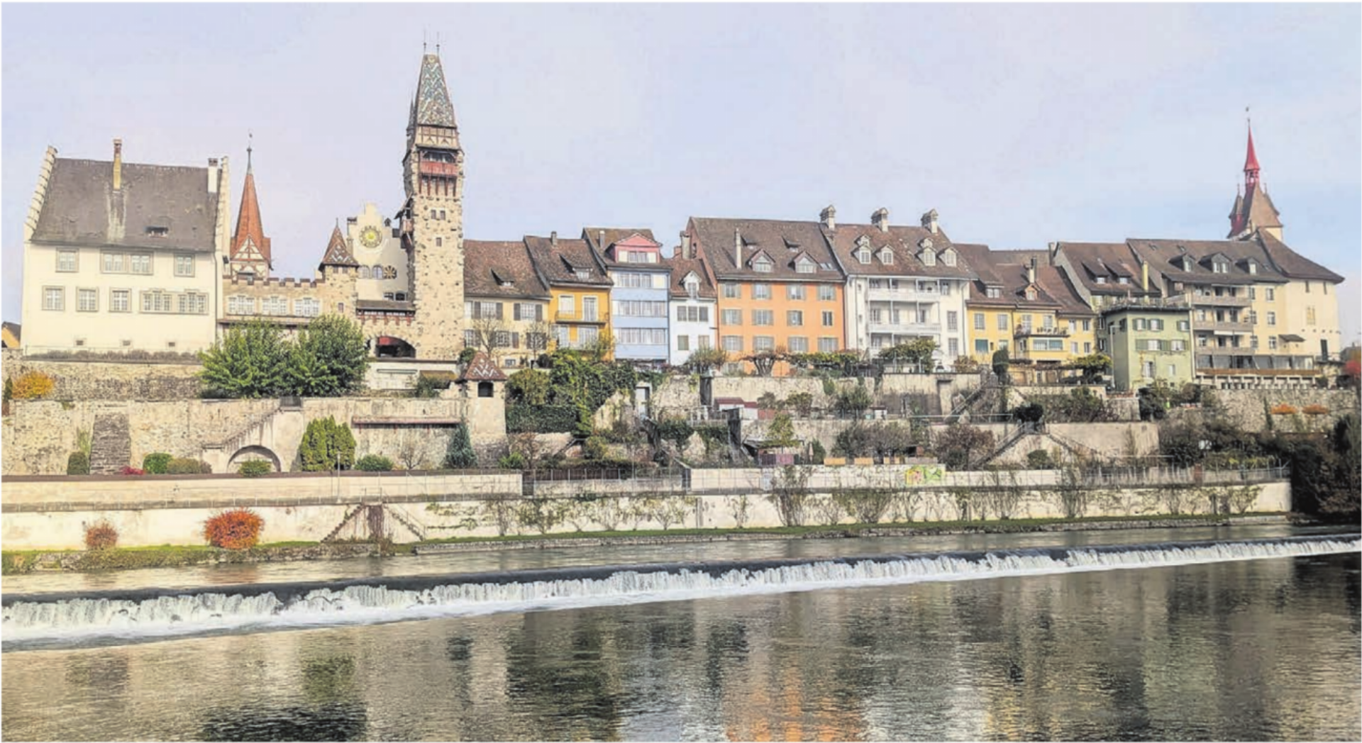 Das Städtli-Panorama von der Casino-Seite aus könnte durch das geplante Bauwerk beim Fällbaum-Wehr inmitten der Reuss beeinträchtigt werden. Bild: Marco Huwyler - Das Bild wird blockiert. – Möglicherweise durch einen aktiven Adblocker.