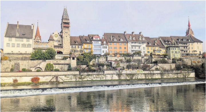 Das Städtli-Panorama von der Casino-Seite aus könnte durch das geplante Bauwerk beim Fällbaum-Wehr inmitten der Reuss beeinträchtigt werden. Bild: Marco Huwyler Das Städtli-Panorama von der Casino-Seite aus könnte durch das geplante Bauwerk beim Fällbaum-Wehr inmitten der Reuss beeinträchtigt werden. Bild: Marco Huwyler