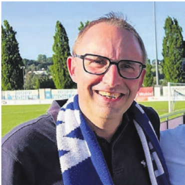 «Bin geübt, Spinnen zu befreien» - Trinkt im Stadion gern ein Bier: Matthias Fricker. Bild: zg