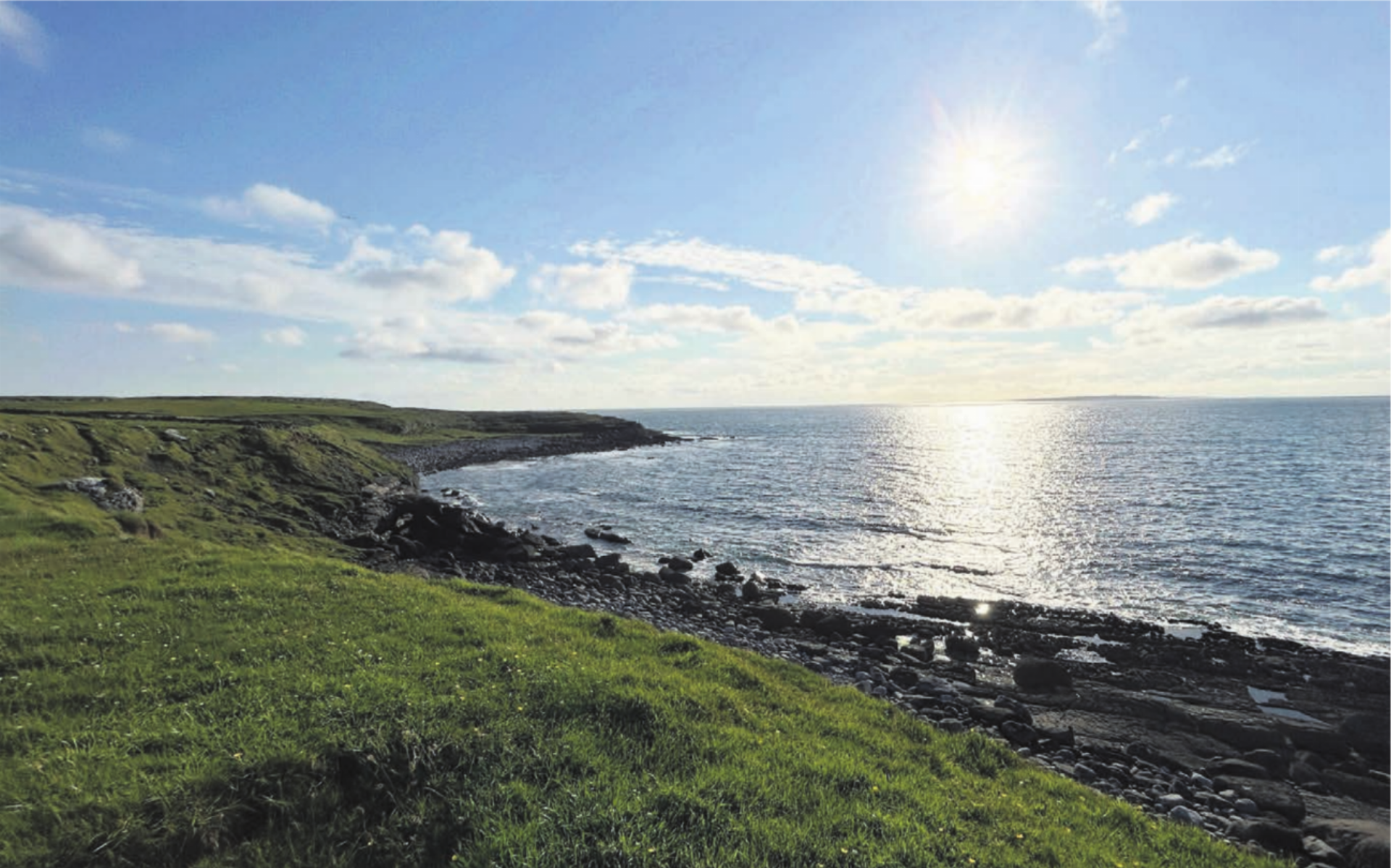 Am Strand von Doolin an der Atlantikküste Irlands – der Sommer lässt sich vielerorts bestens geniessen. Bild: Annemarie Keusch - Das Bild wird blockiert. – Möglicherweise durch einen aktiven Adblocker.