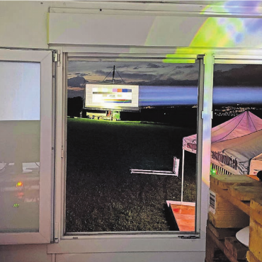 Heimaturlaub fürs Autokino - Jeweils am Mittwoch vor dem Anlass wird getestet: Blick von der Technikposition in Richtung Leinwand – noch ohne Fahrzeuge.