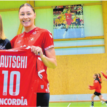Freude am Handball weitergeben - Lucia Schroth (links), Präsidentin von Handball TV Muri, erhofft sich von Nati-Handballerin Daphne Gautschi einen Motivationsschub für die Mädchenteams. Bild: Thomas Stöckli