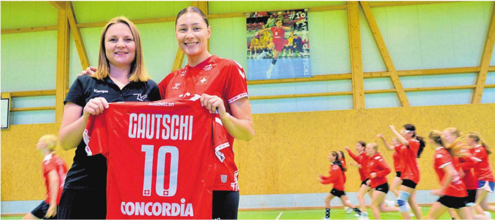 Lucia Schroth (links), Präsidentin von Handball TV Muri, erhofft sich von Nati-Handballerin Daphne Gautschi einen Motivationsschub für die Mädchenteams. Bild: Thomas Stöckli - Das Bild wird blockiert. – Möglicherweise durch einen aktiven Adblocker.