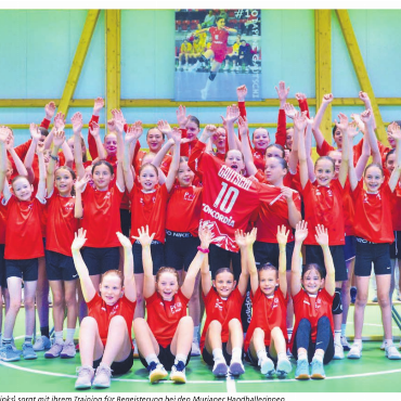 Freude am Handball weitergeben - Nati-Spielerin Daphne Gautschi (links) sorgt mit ihrem Training für Begeisterung bei den Murianer Handballerinnen. Bilder: Thomas Stöckli