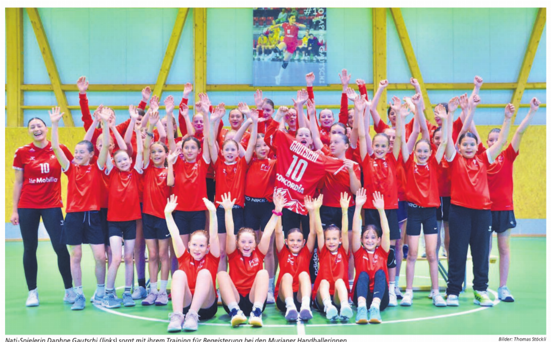 Nati-Spielerin Daphne Gautschi (links) sorgt mit ihrem Training für Begeisterung bei den Murianer Handballerinnen. Bilder: Thomas Stöckli Nati-Spielerin Daphne Gautschi (links) sorgt mit ihrem Training für Begeisterung bei den Murianer Handballerinnen. Bilder: Thomas Stöckli