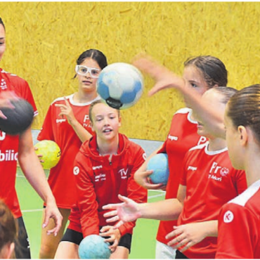 Freude am Handball weitergeben - Die jungen Handballerinnen eifern dem grossen Idol mit viel Enthusiasmus nach.
