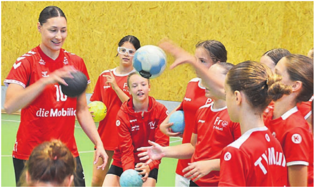 Die jungen Handballerinnen eifern dem grossen Idol mit viel Enthusiasmus nach. Die jungen Handballerinnen eifern dem grossen Idol mit viel Enthusiasmus nach.
