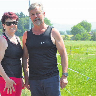 «Irgendwo hat es Grenzen» - Margrit und Felix Weber am Rand ihres Weidelandes. Die kleinen Pföstchen zeigen, wo künftig der Bach verlaufen soll. Dagegen wollen sie sich wehren. Bild: Annemarie Keusch
