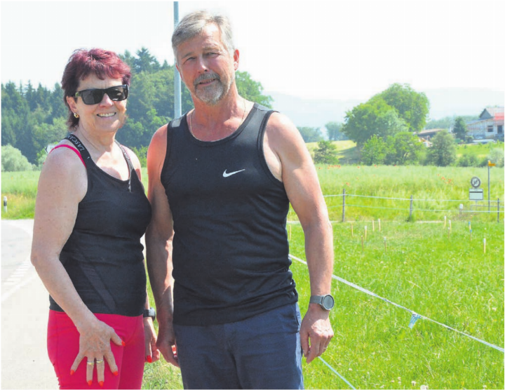 Margrit und Felix Weber am Rand ihres Weidelandes. Die kleinen Pföstchen zeigen, wo künftig der Bach verlaufen soll. Dagegen wollen sie sich wehren. Bild: Annemarie Keusch Margrit und Felix Weber am Rand ihres Weidelandes. Die kleinen Pföstchen zeigen, wo künftig der Bach verlaufen soll. Dagegen wollen sie sich wehren. Bild: Annemarie Keusch