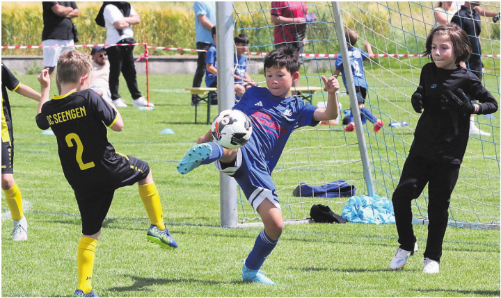 Ein Junior des FC Sarmenstorf (Mitte) zeigt im Duell gegen den SC Seengen sein Können. Neben den Teams aus der Region waren auch grössere Schweizer Vereine, Mannschaften aus dem Ausland und private Fussballschulen vertreten.