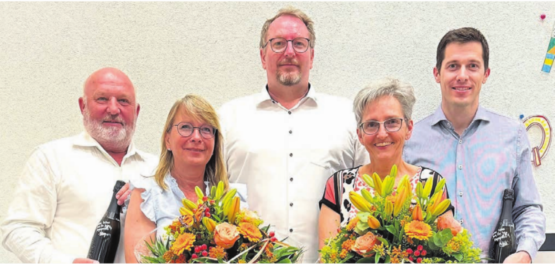Ehrungen und Verabschiedungen (v. l.): Markus Küng, Steuerkommission Gemeinde Niederwil und Kassier Mitte; Grossrätin Karin Koch Wick, Gastrednerin; Shimeon Balmer, Co-Präsident Mitte; Cornelia Stutz, Co-Präsidentin Mitte; Christian Hufschmid, Finanzkommission Gemeinde Niederwil. Bild: zg - Das Bild wird blockiert. – Möglicherweise durch einen aktiven Adblocker.