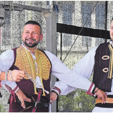 Mit Herz, Freude und Respekt - OK-Präsident Sasha Stojmenovski (Mitte) machte voller Freude bei einer Tanzgruppe mit.