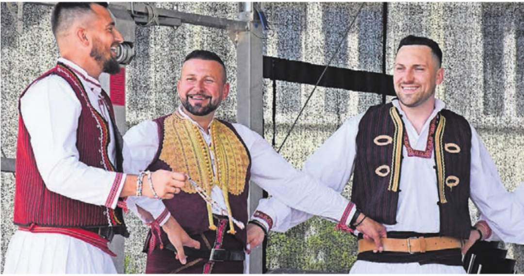 OK-Präsident Sasha Stojmenovski (Mitte) machte voller Freude bei einer Tanzgruppe mit. OK-Präsident Sasha Stojmenovski (Mitte) machte voller Freude bei einer Tanzgruppe mit.