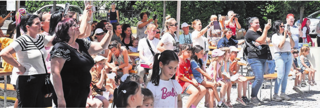 Sämtliche Darbietungen wurden von Fans und Familienmitgliedern per Handy für die Ewigkeit festgehalten. Bilder: Daniel Marti Sämtliche Darbietungen wurden von Fans und Familienmitgliedern per Handy für die Ewigkeit festgehalten. Bilder: Daniel Marti