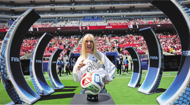 Geniesst den Moment als «Stadium Captain» von Adidas: Milune. Sie durfte den WM-Ball beim ersten Schweizer-Nati-Spiel an dieser Weltmeisterschaft auf den Platz bringen. Bild: pd